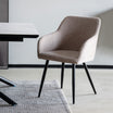 Silla de comedor Frazer con reposabrazos, tapizada en lino beige y estructura de metal negro, perfecta para comedores modernos