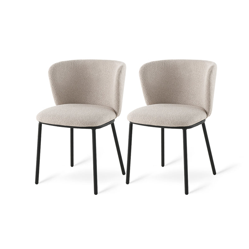 Silla de comedor Karin en tejido bouclé beige, con respaldo alto y patas de metal negro. Perfecta para comedor, cocina o oficina en casa. Colección OFCASA.