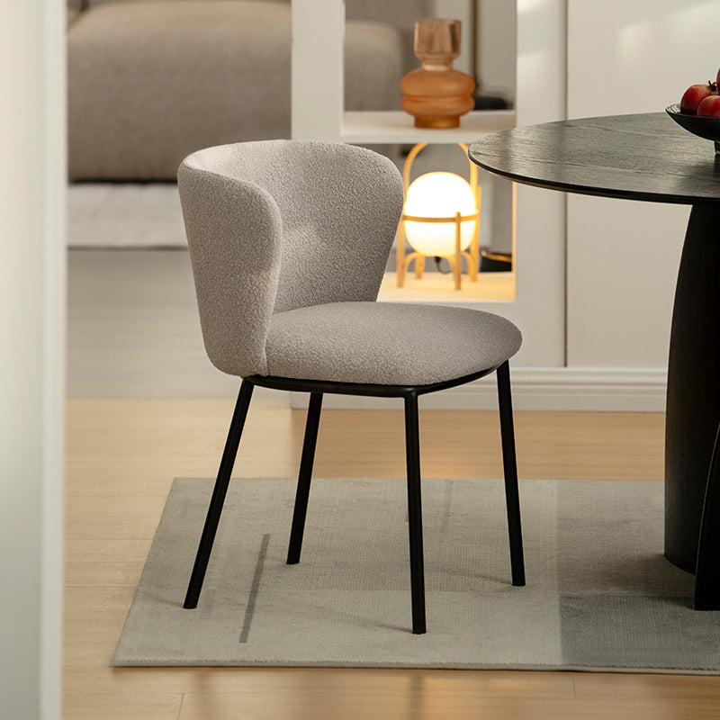 Silla de comedor Karin en tejido bouclé beige, con respaldo alto y patas de metal negro. Perfecta para comedor, cocina o oficina en casa. Colección OFCASA.