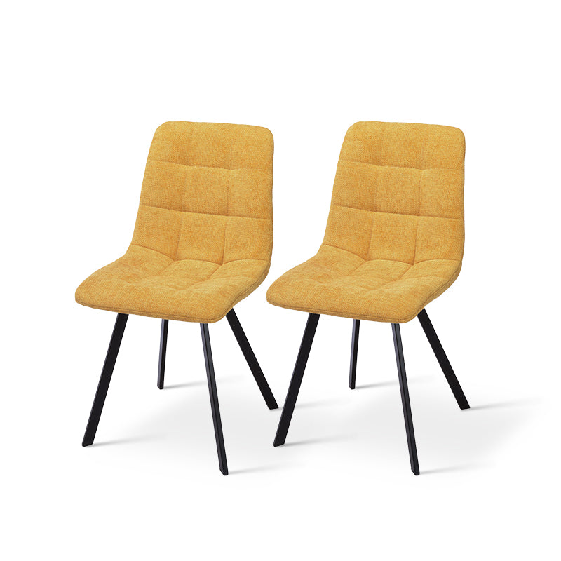 Cuatro sillas Aoife en lino beige alrededor de una mesa de madera clara, en un comedor luminoso y acogedor