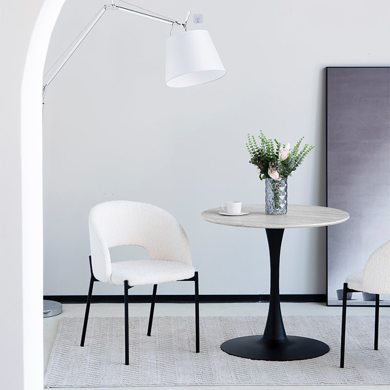 Pack de 2 sillas Esme de comedor en tejido bouclé beige con patas negras de metal, diseño escandinavo