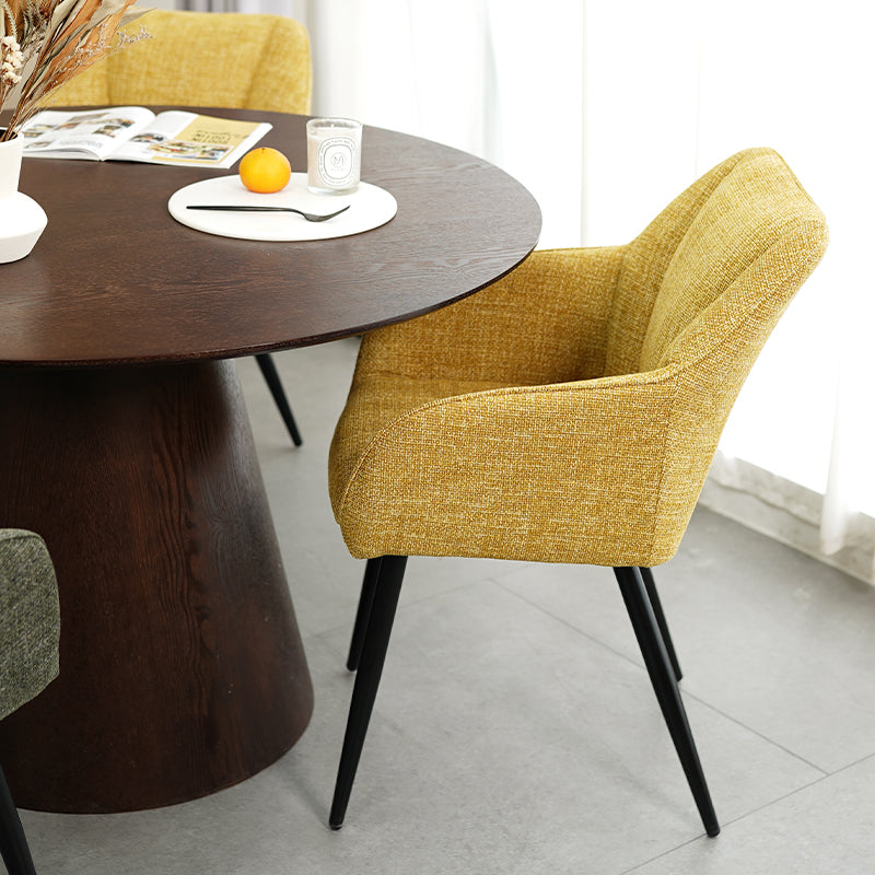 Sillón acolchado Sienna Garden de OFCASA con estructura metálica negra y cojines grises, perfecto para terrazas y comedores,Sillón de exterior Sienna en un patio moderno, muestra diseño ergonómico y tejido resistente a la intemperie