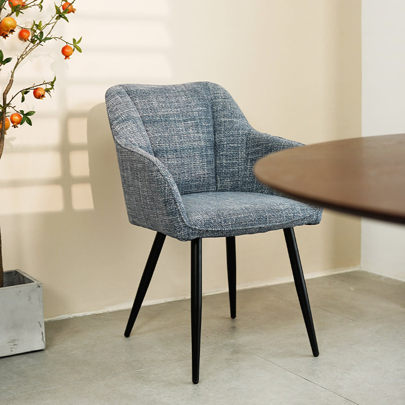 Sillón acolchado Sienna Garden de OFCASA con estructura metálica negra y cojines grises, perfecto para terrazas y comedores,Sillón de exterior Sienna en un patio moderno, muestra diseño ergonómico y tejido resistente a la intemperie