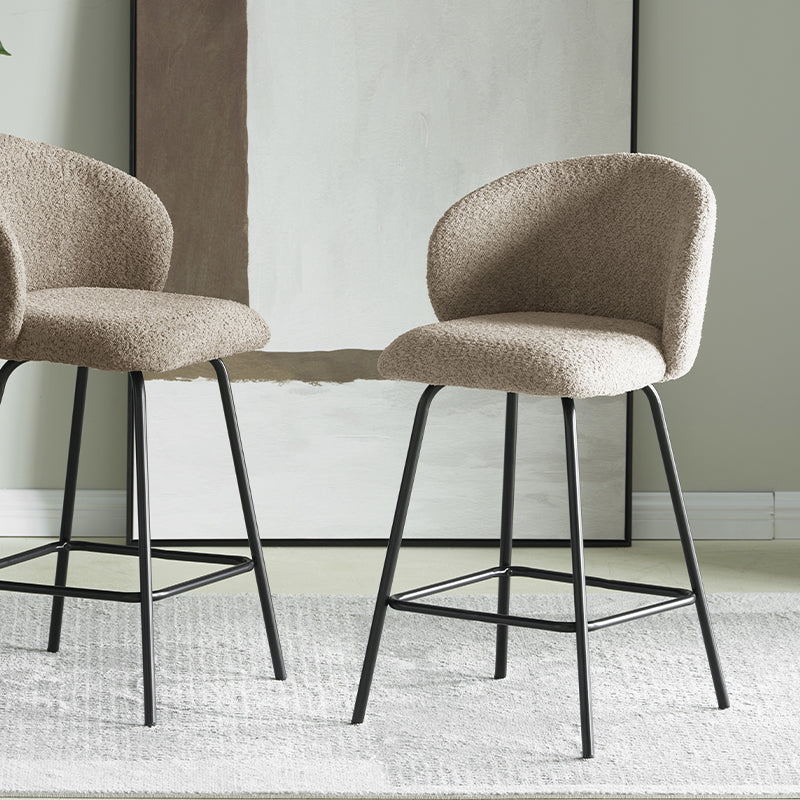 Taburete giratorio Yasin UDC23121 en tejido bouclé, altura 65 cm, ideal para islas de cocina o bares. Respaldo acolchado y estructura metálica resistente.