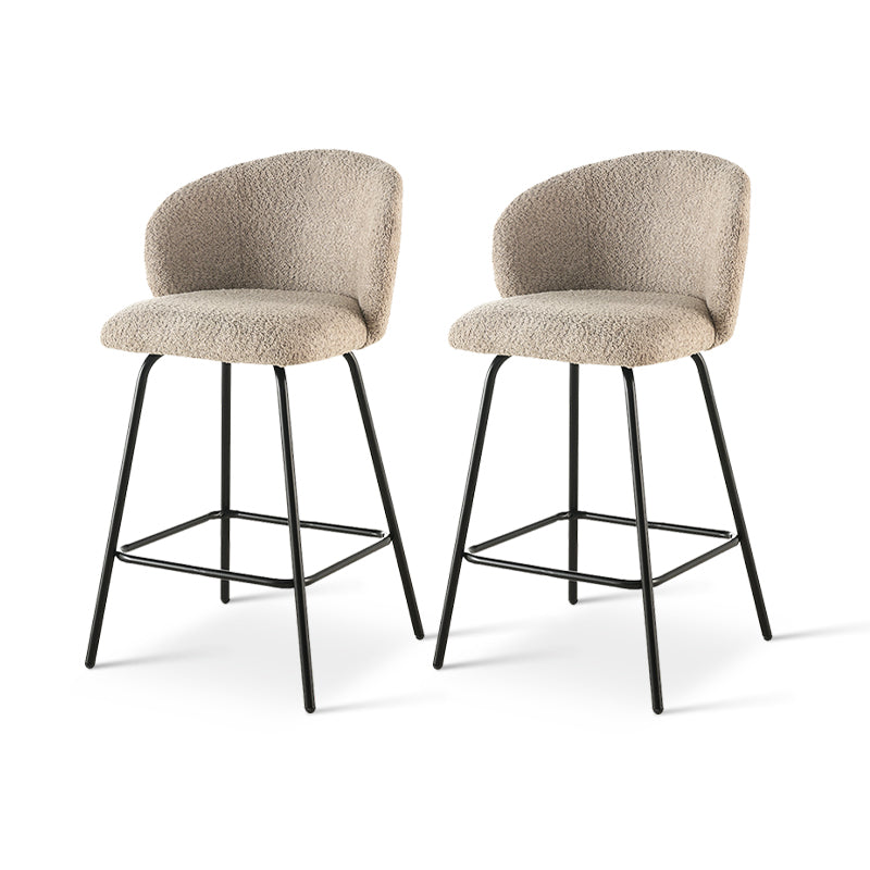 Taburete giratorio Yasin UDC23121 en tejido bouclé, altura 65 cm, ideal para islas de cocina o bares. Respaldo acolchado y estructura metálica resistente.
