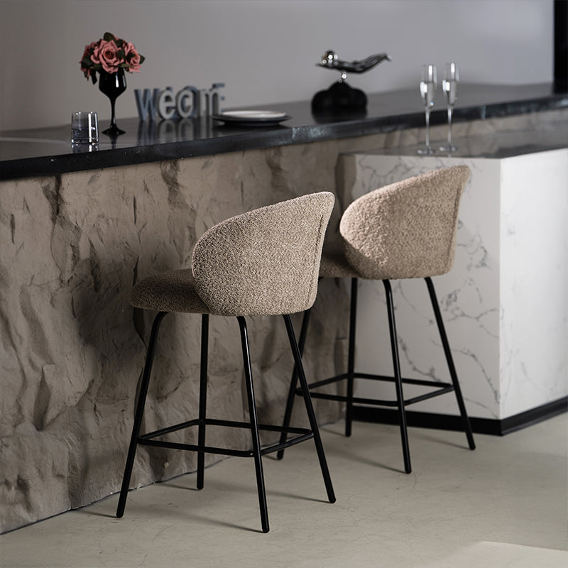 Taburete giratorio Yasin UDC23121 en tejido bouclé, altura 65 cm, ideal para islas de cocina o bares. Respaldo acolchado y estructura metálica resistente.