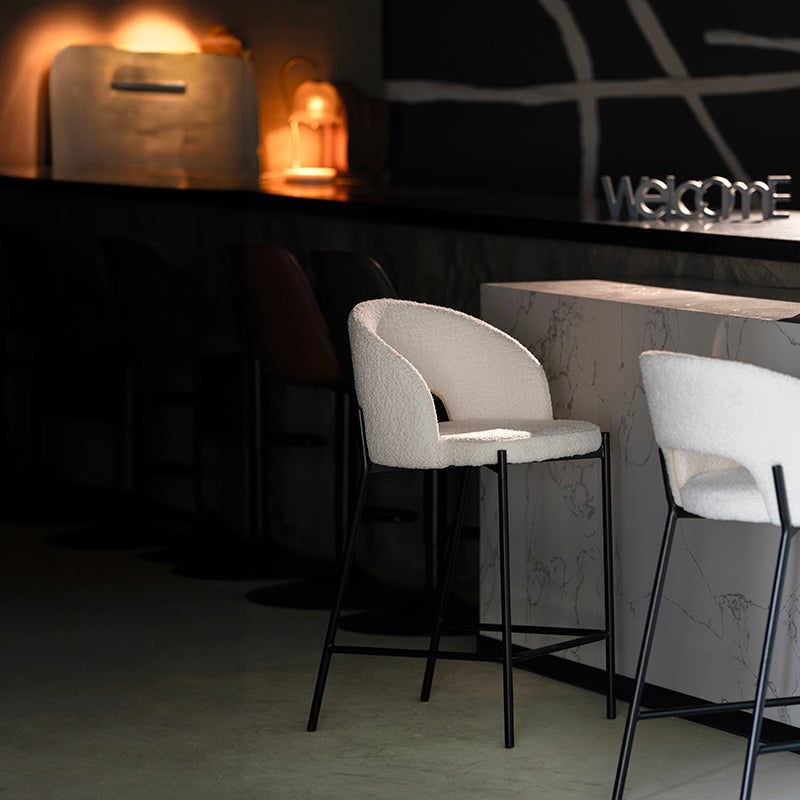 Taburete de cocina estilo nórdico, textura bouclé y estructura ligera en acero