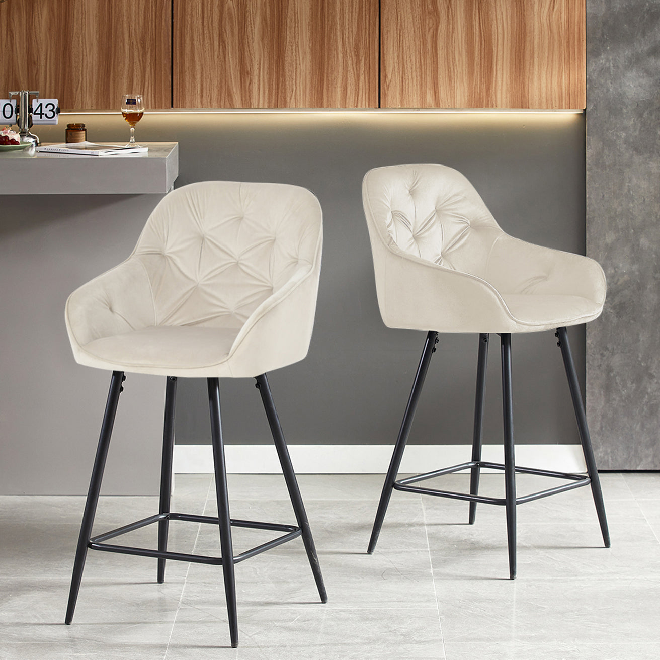 Taburete de barra Keaton en gris con estructura de acero negro, ideal para islas de cocina modernas – OFCASA