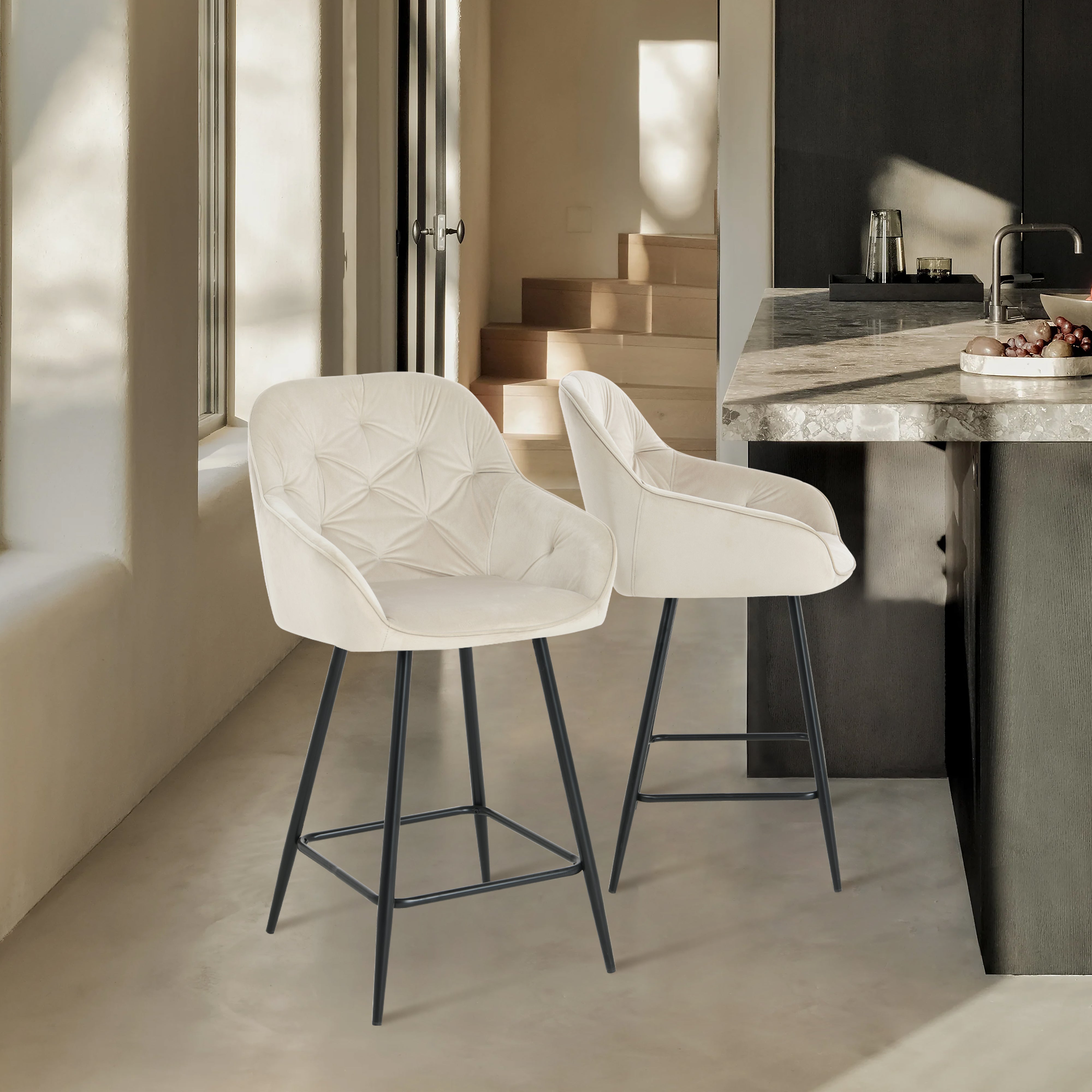 Taburete de barra Keaton en gris con estructura de acero negro, ideal para islas de cocina modernas – OFCASA
