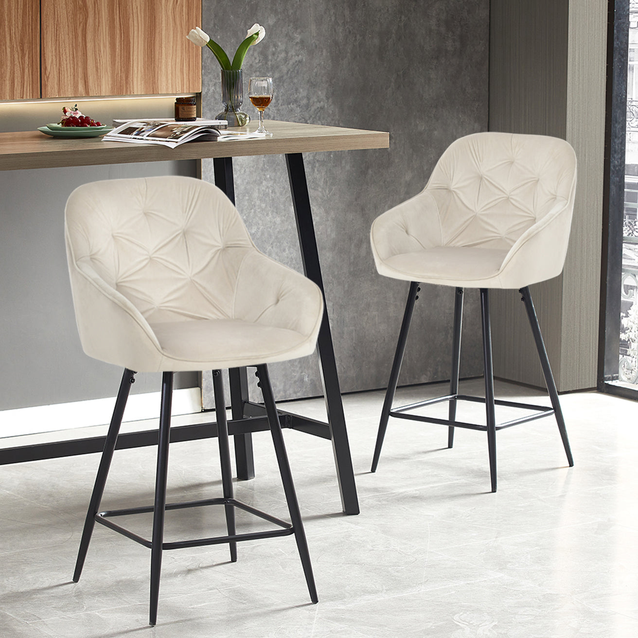 Taburete de barra Keaton en gris con estructura de acero negro, ideal para islas de cocina modernas – OFCASA