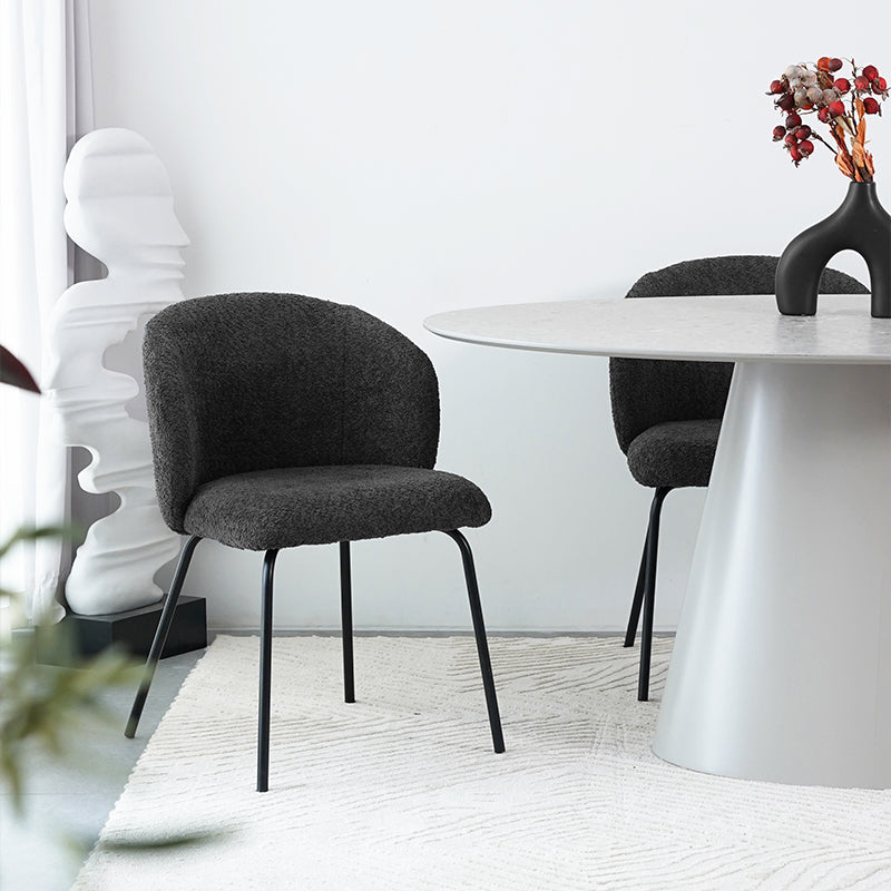 Comedor moderno con sillas gris oscuro OFCASA - Ambiente acogedor 2025