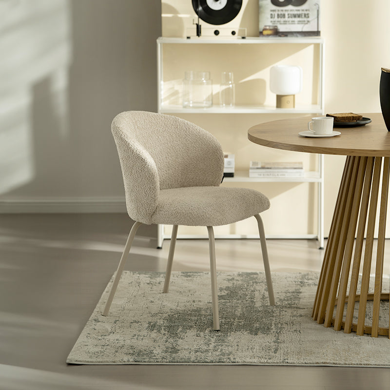 Comedor moderno con sillas beige OFCASA - Ambiente acogedor 2025