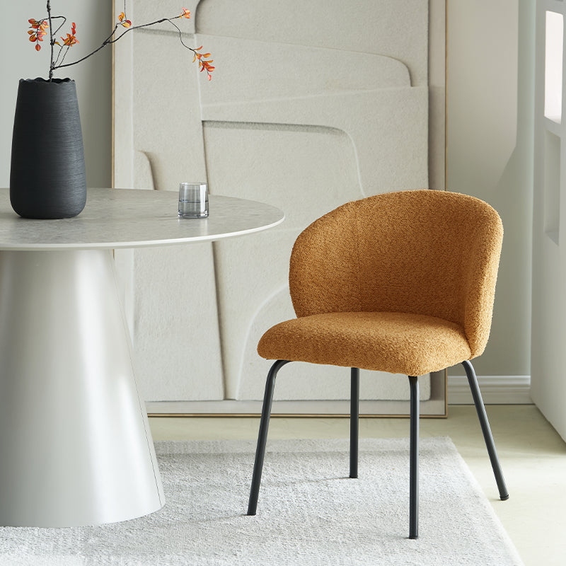 Comedor moderno con sillas mostaza OFCASA - Ambiente acogedor 2025