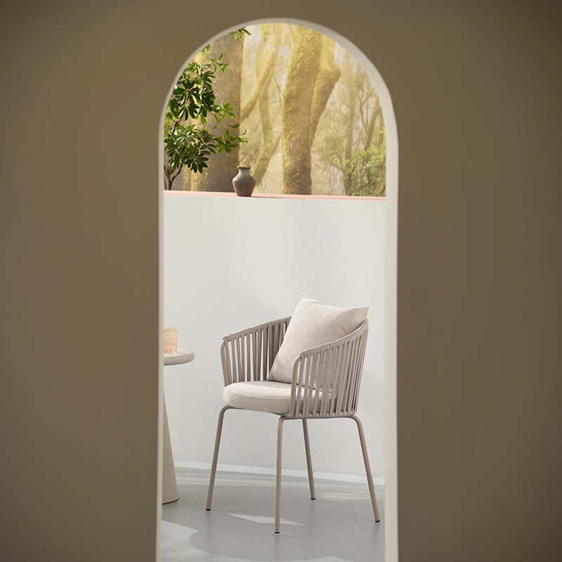 Silla de comedor Kalina color coral en tela de chenilla con patas acabado nogal