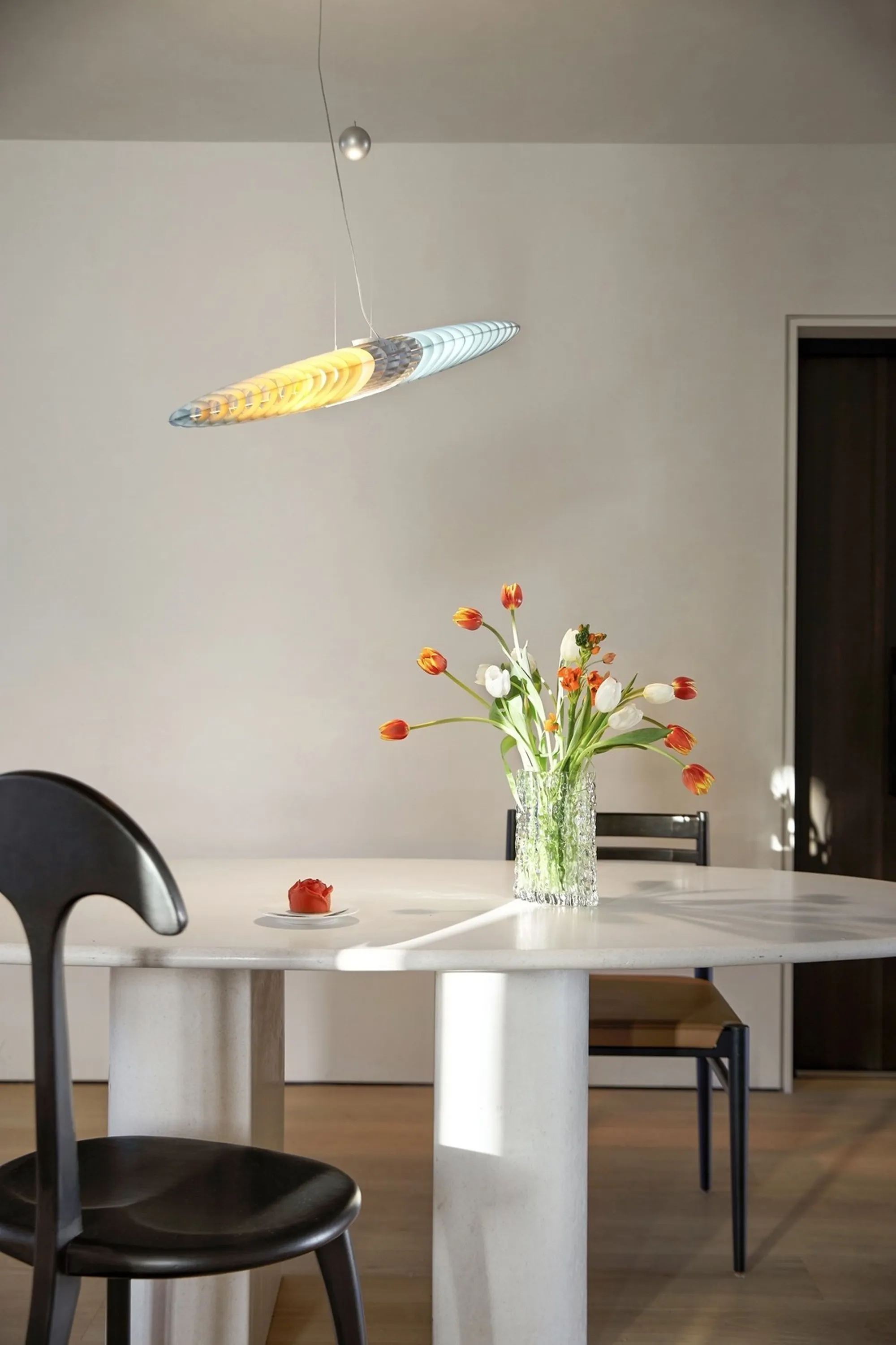 Combina, Acierta y Sorprende: Cómo Lograr Correctamente la Tendencia de Sillas de Comedor Eclécticas