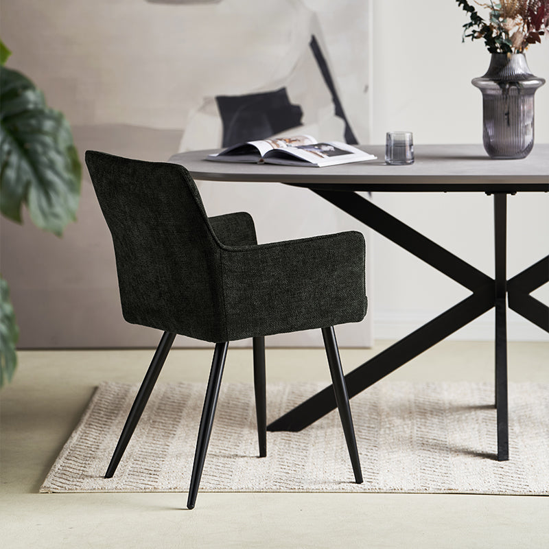 Textura de lino natural en sillón Kaya, costuras reforzadas y acabado antimanchas para mayor durabilidad