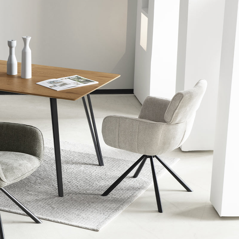 Silla giratoria Elara HDC233029 con reposabrazos, tapizada en chenilla beige y base metálica plateada - rotación suave 360° para comedores modernos