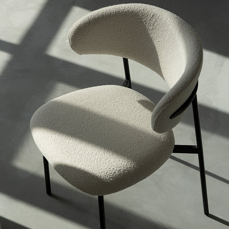 Textura de tela bouclé beige en silla Zahra, material suave y duradero para comedor