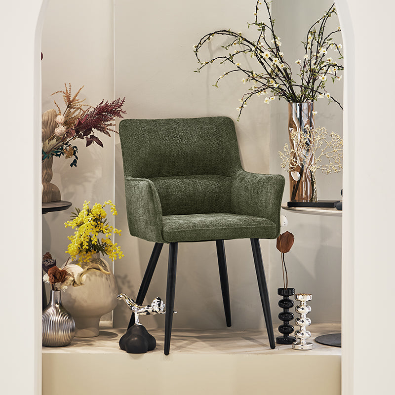 Sillón de comedor con brazos curvados y patas robustas de madera, estilo escandinavo contemporáneo