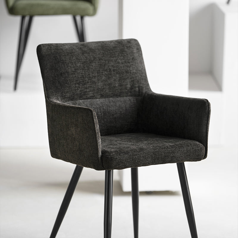 Sillón de comedor con brazos curvados y patas robustas de madera, estilo escandinavo contemporáneo