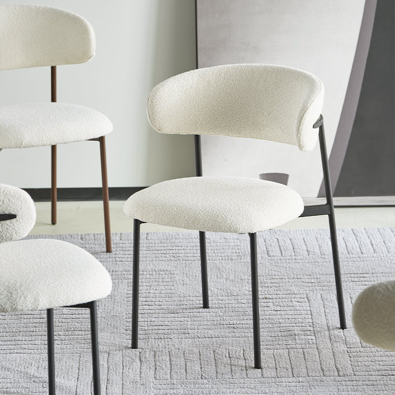 Set de cuatro sillas Zahra alrededor de una mesa, en tono beige neutro y diseño escandinavo