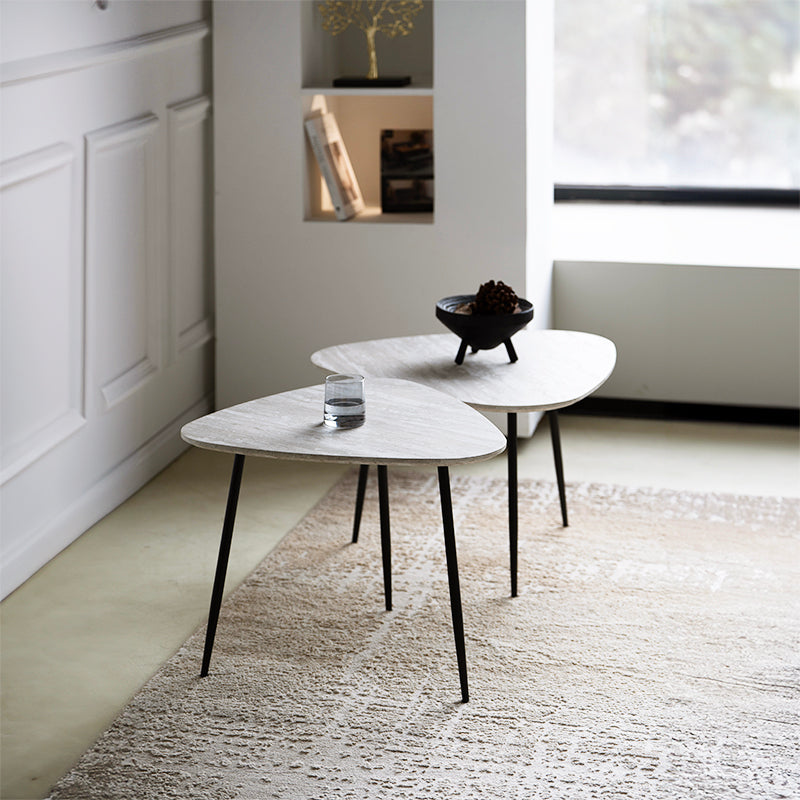 Mesa de centro moderna Piper con tablero triangular en efecto travertino y patas de metal delgadas. Juego de 2 mesas nesting para salones contemporáneos. Color crema/beige.