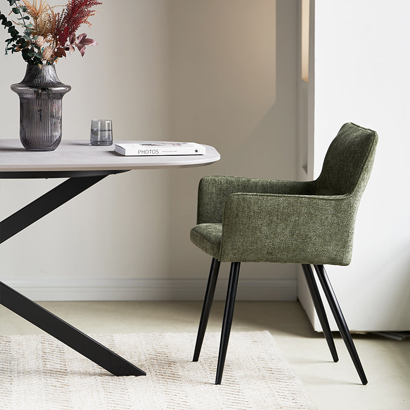 Sillón comedor en lino gris oscuro con patas de madera oscura, perfecto para estilos industrial o nórdico