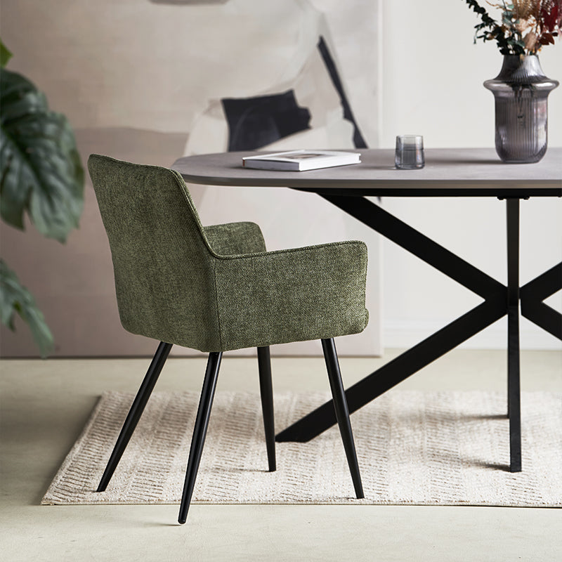 Sillón comedor en lino gris oscuro con patas de madera oscura, perfecto para estilos industrial o nórdico