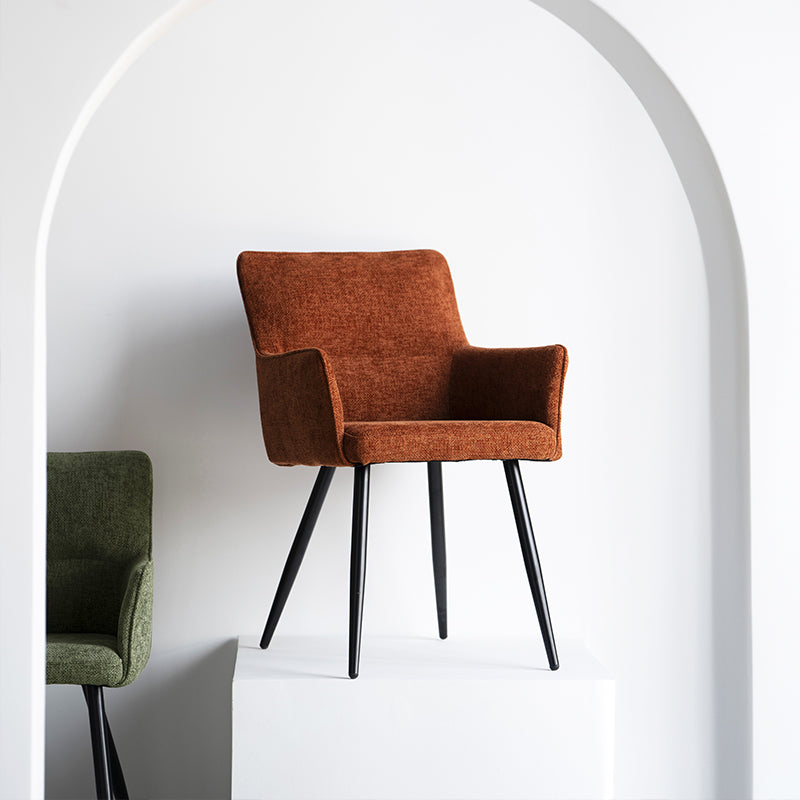 Sillón comedor en lino gris oscuro con patas de madera oscura, perfecto para estilos industrial o nórdico