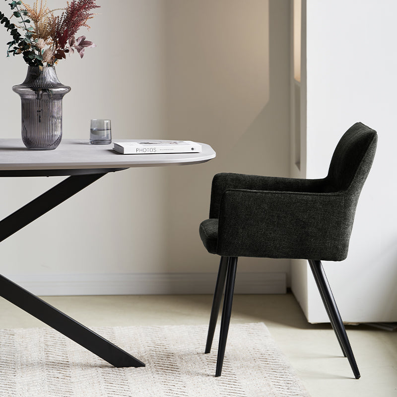 Ambientación con sillones Kaya alrededor de mesa de roble, ideal para interiores luminosos y modernos