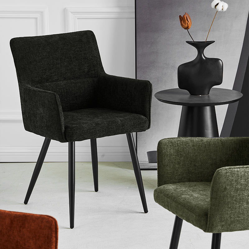 Ambientación con sillones Kaya alrededor de mesa de roble, ideal para interiores luminosos y modernos