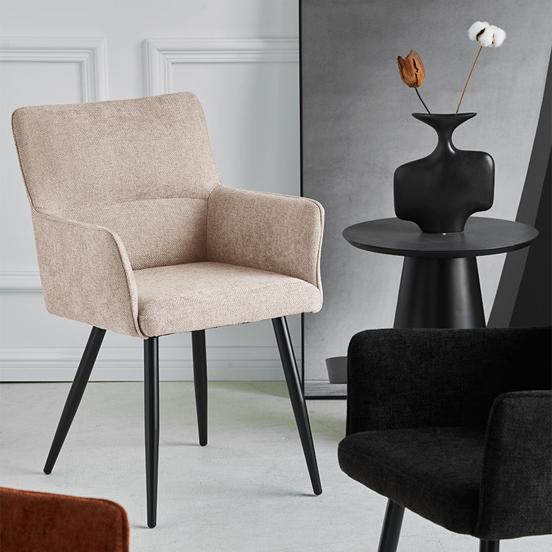 Ambientación con sillones Kaya alrededor de mesa de roble, ideal para interiores luminosos y modernos