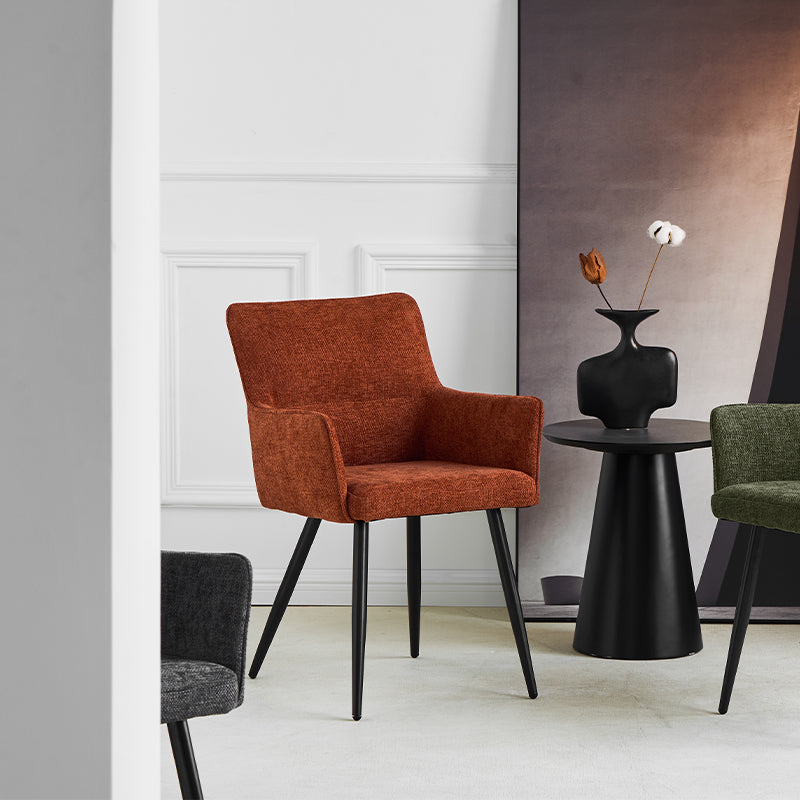 Ambientación con sillones Kaya alrededor de mesa de roble, ideal para interiores luminosos y modernos