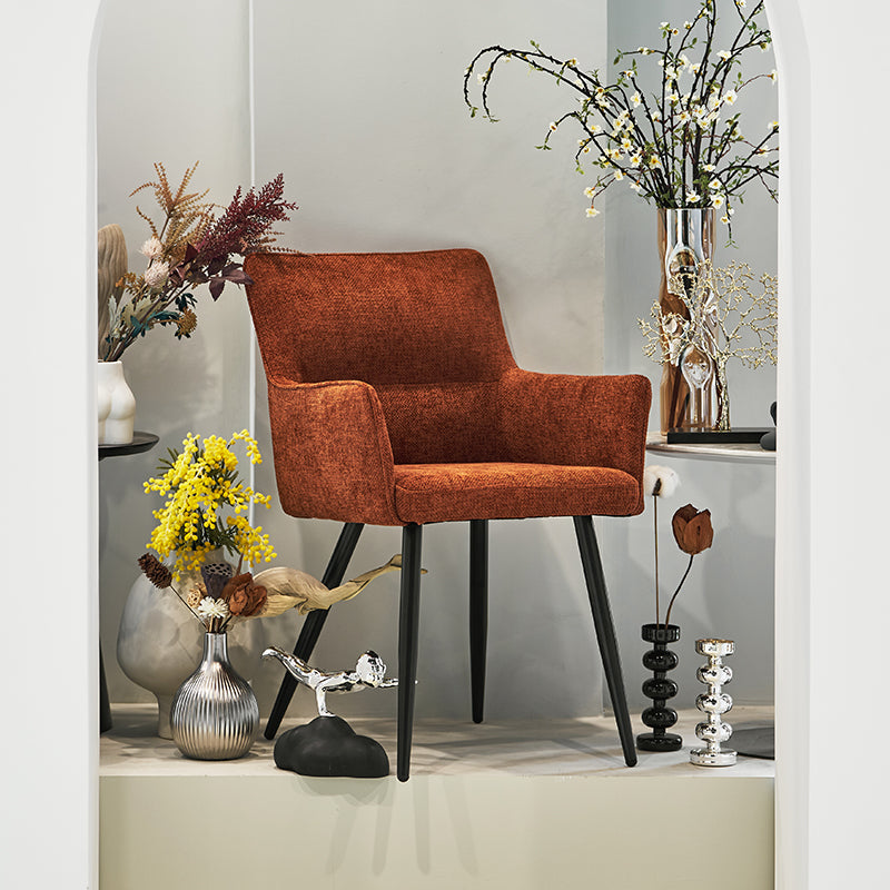 Sillón comedor tapizado en lino beige con estructura de madera y brazos acolchados, ideal para comedores modernos