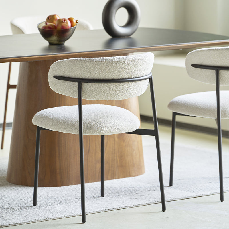 Silla de comedor Zahra en un entorno moderno, junto a mesa de madera y vajilla minimalista