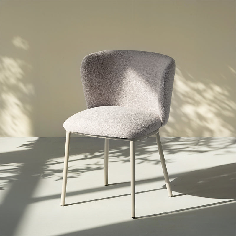 Silla de comedor Karin en tejido bouclé beige, con respaldo alto y patas de metal negro. Perfecta para comedor, cocina o oficina en casa. Colección OFCASA.