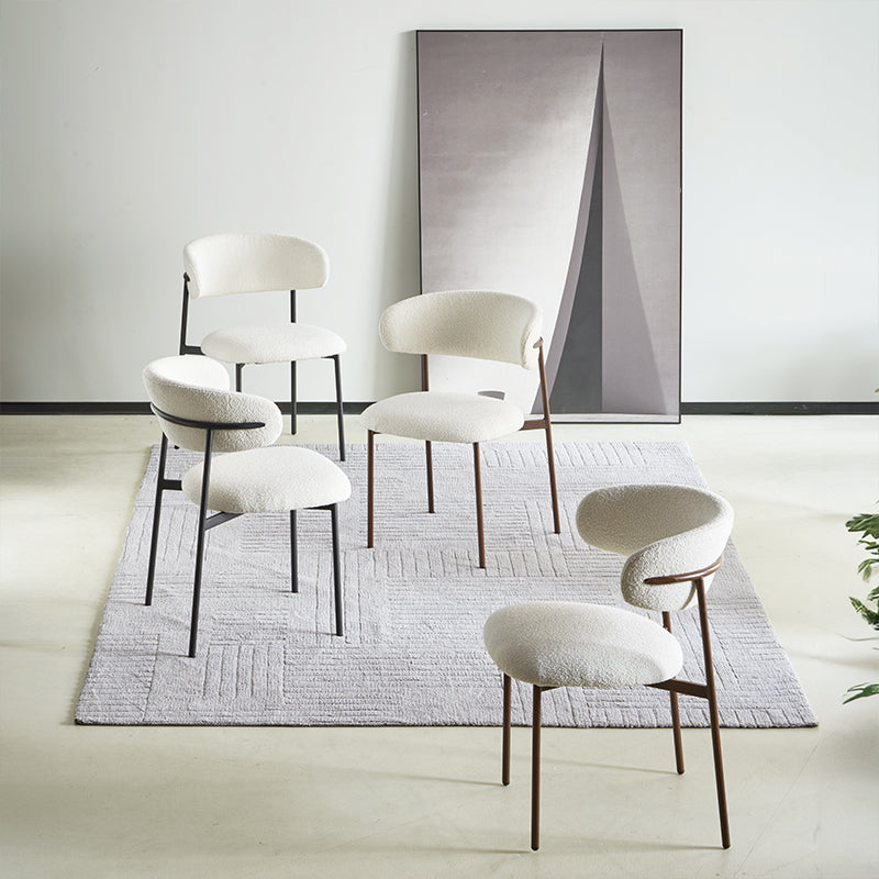 Silla de comedor Zahra en tela bouclé beige, respaldo curvado y patas de madera, diseño acogedor para el hogar