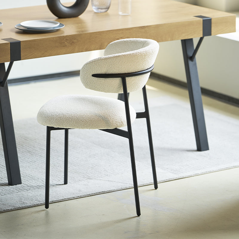 Silla de comedor Zahra en tela bouclé beige, respaldo curvado y patas de madera, diseño acogedor para el hogar