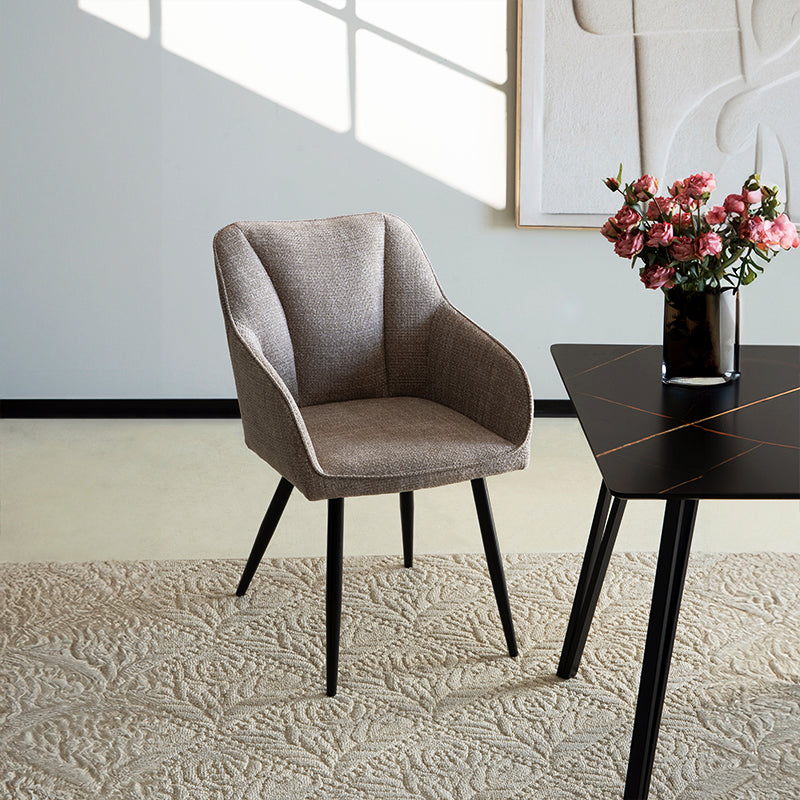 Sillón acolchado Sienna Garden de OFCASA con estructura metálica negra y cojines grises, perfecto para terrazas y comedores，Sillón de exterior Sienna en un patio moderno, muestra diseño ergonómico y tejido resistente a la intemperie