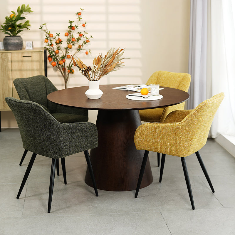 Sillón acolchado Sienna Garden de OFCASA con estructura metálica negra y cojines grises, perfecto para terrazas y comedores，Sillón de exterior Sienna en un patio moderno, muestra diseño ergonómico y tejido resistente a la intemperie
