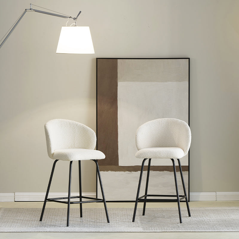 Taburete giratorio Yasin UDC23121 en tejido bouclé, altura 65 cm, ideal para islas de cocina o bares. Respaldo acolchado y estructura metálica resistente