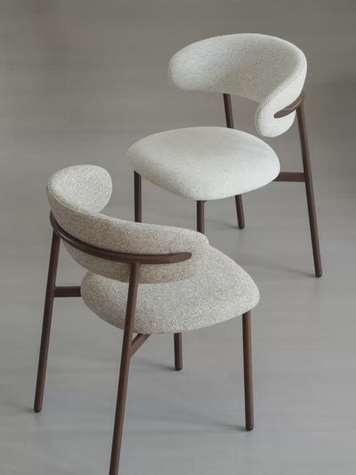 Descubre nuestro exclusivo juego de comedor en este video completo. Te mostramos en detalle el diseño elegante, la artesanía de alta calidad y la robusta construcción de la mesa y las sillas. Aprecia la combinación perfecta de estilo y funcionalidad, los acabados impecables y cómo este conjunto puede transformar por completo tu espacio de dining. Ideal para familias, cenas con invitados o amantes del diseño contemporá